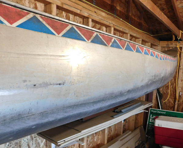 lot 2 image: 17 Alumacraft aluminum canoe this is a vintage well cared for canoe