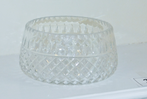 lot 10 image: Beautiful unmarked crystal bowl