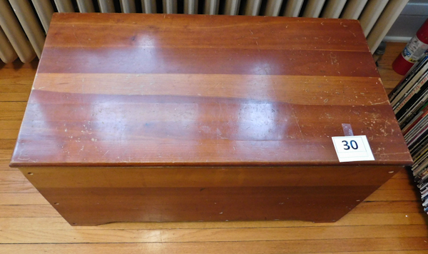 lot 30 image: nice wooden chest in good clean condition