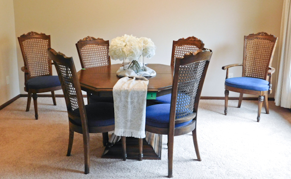 lot 1 image: Vintage Dining Room and 6 chairs