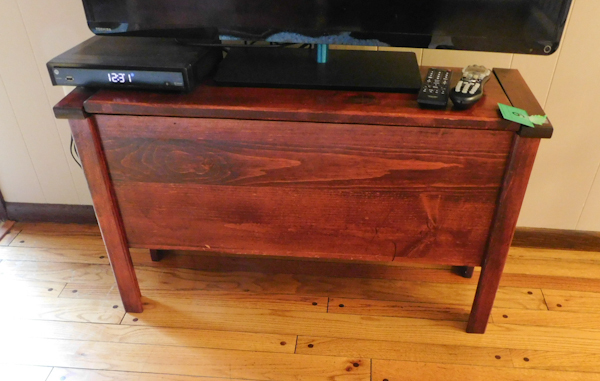 lot 6 image: Wood storage chest
