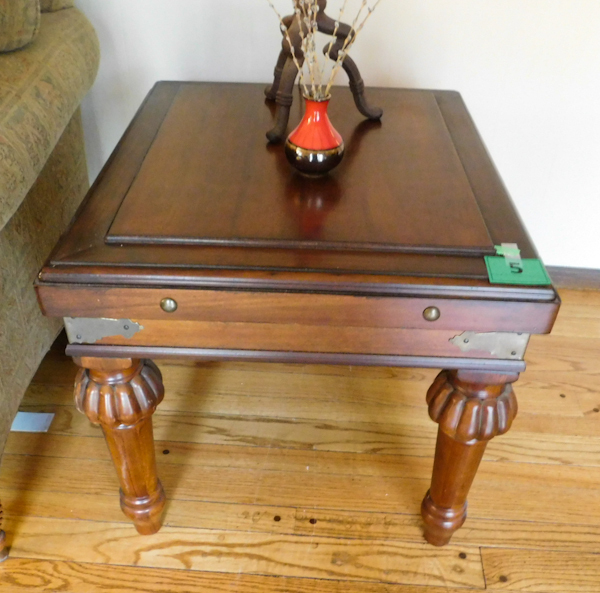 lot 5 image: vintage end table