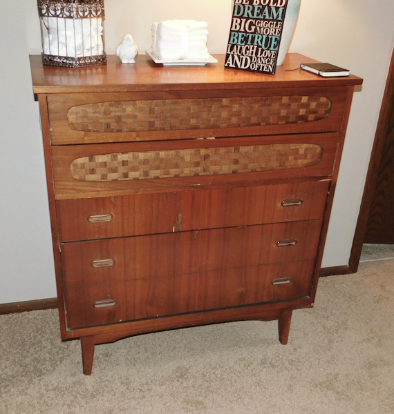 lot 4 image: vintage mid century dresser