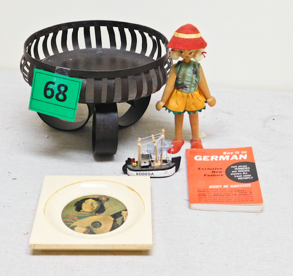 lot 68 image: vintage small collectibles