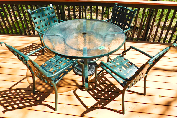 lot 112 image: Green metal table and chairs and deck box