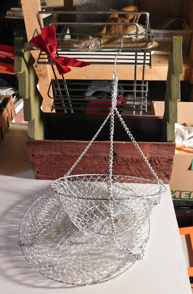 lot 171 image: Fruitveg hanging baskets, wooden garden box