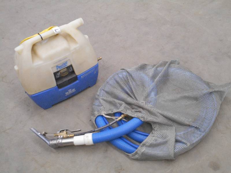 lot 7 image: Windsor Presto 120Volt Commercial U...