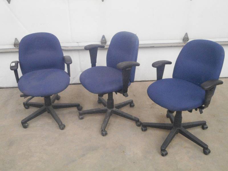 lot 54 image: (3) Adjustable Rolling Office Chair...