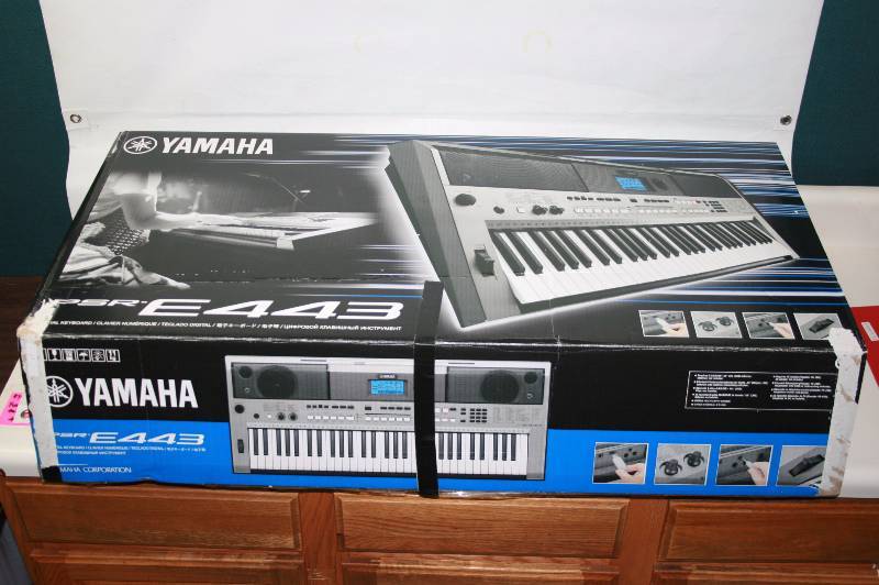 Yamaha PSRe443 Keyboard