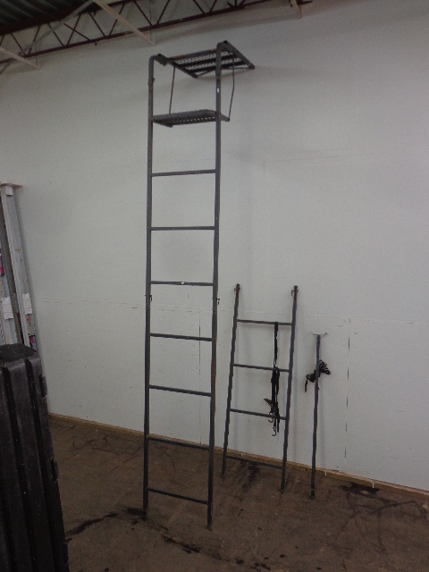 lot 23 image: Portable Deer Stand