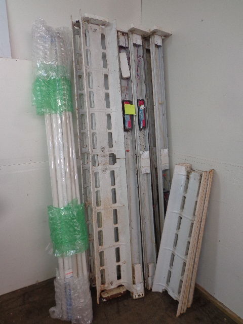 lot 22 image: 11 8 Light Assemblies & Bulbs