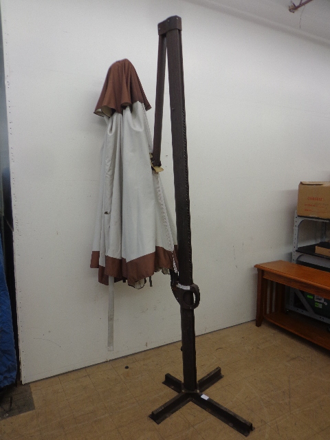 lot 16 image: Better Homes And Garden Patio Umbrella