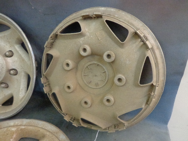 lot 59 image: 3 Plastic Ford Truck Hub Caps