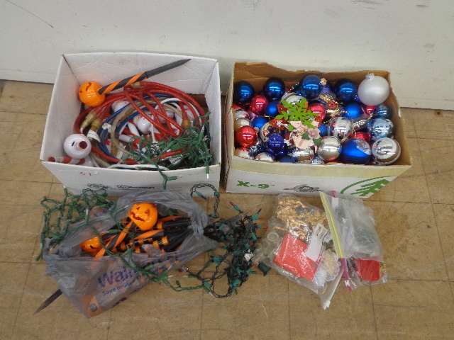lot 61 image: Christmas Decorations