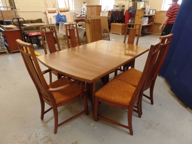 lot 501 image: Dining Set