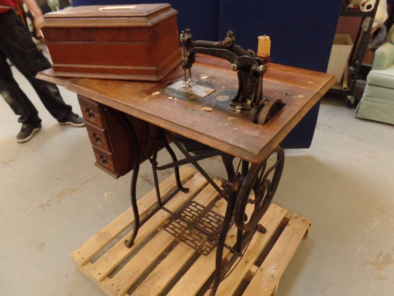 lot 507 image: Treadle Sewing Machine