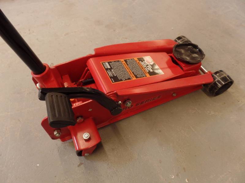 lot 540 image: Car Jack