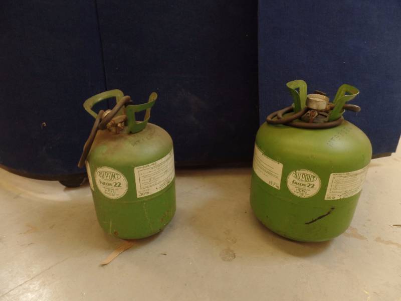 lot 546 image: 2 Freon Dispose-A-Can