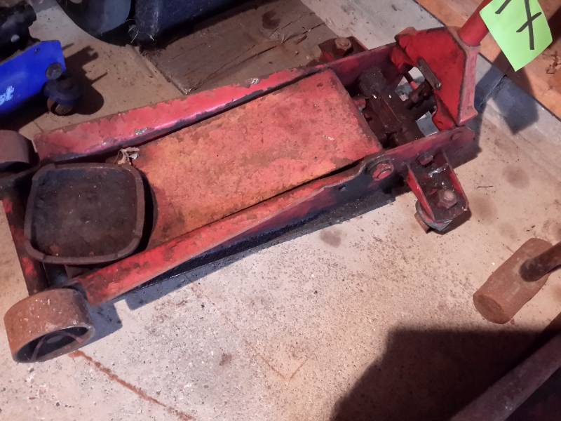 Floor Jack.. No markings.. We think 2 12 - 3ton