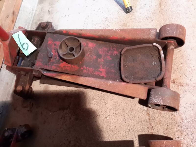 Floor Jack.. No markings.. We think 2 12 - 3ton