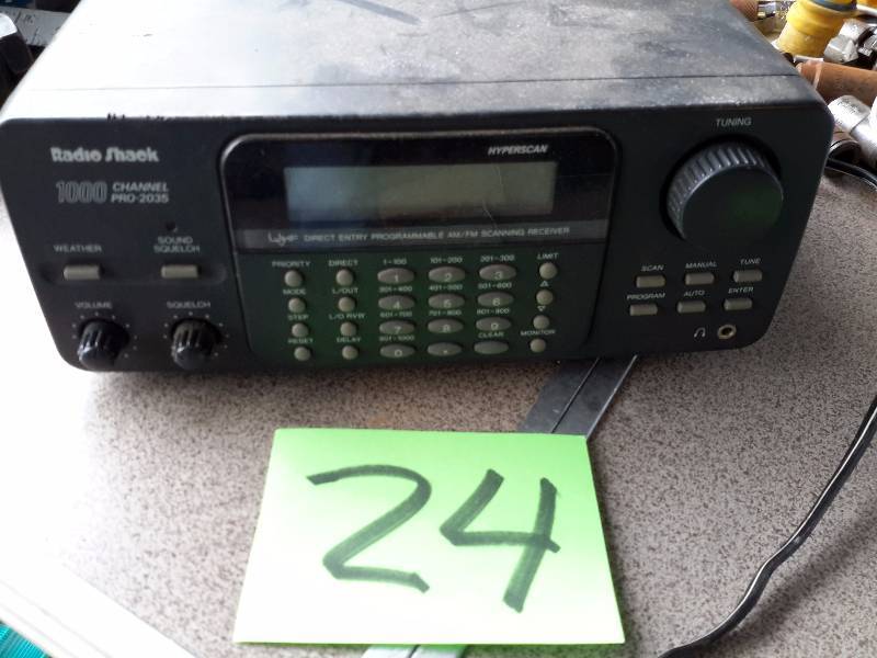 RADIO SHACK, 1000 Channel, Pro 2035 HYPERSCAN.. Tested and powers up.. Not sure how it works