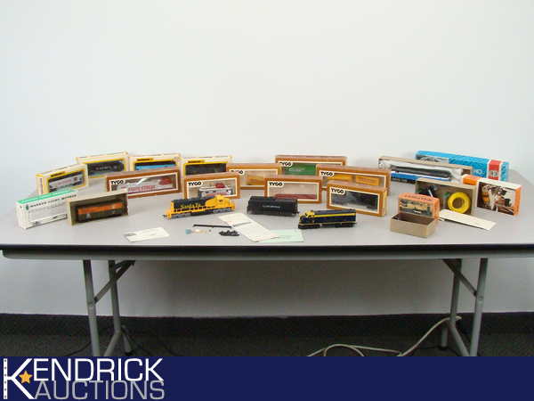Large Lot of 20 HO Scale Train Engines, Cars, etc.