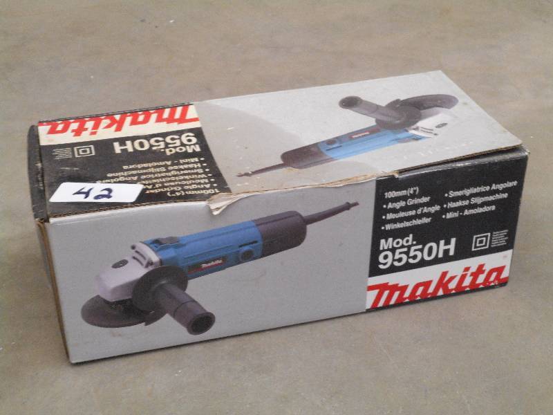 lot 42 image: Unused Makita 9550H 4.5 Angle Grin...