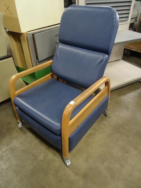 lot 1 image: Reclining Chair