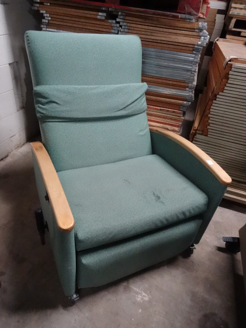 lot 7 image: Reclining Chair