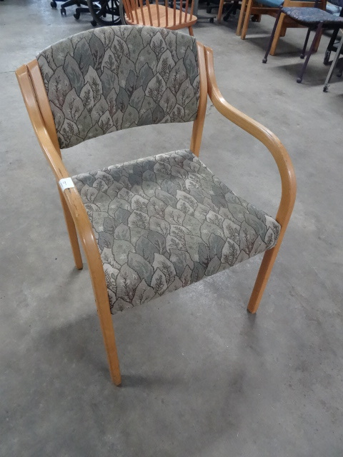 lot 19 image: Chair