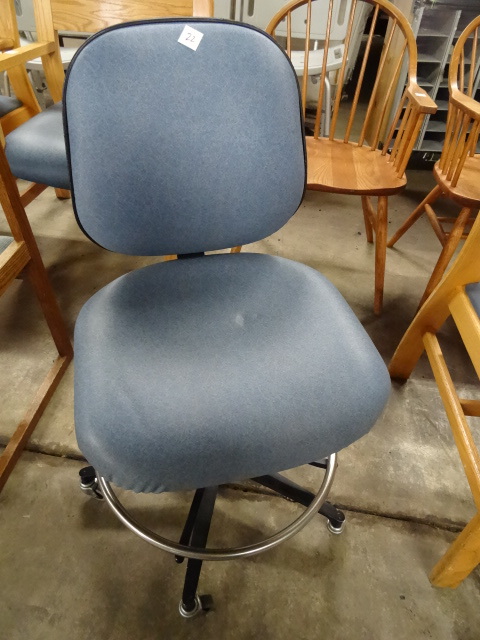 lot 22 image: Stool