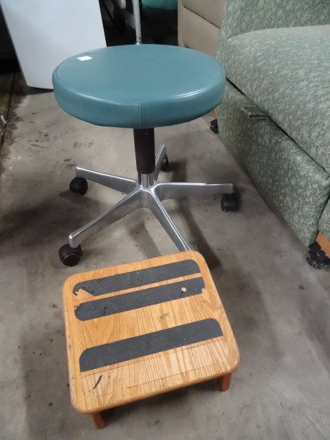 lot 25 image: Stool & Step Stool