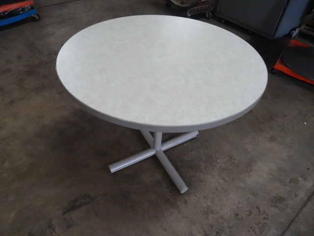 lot 103 image: Table