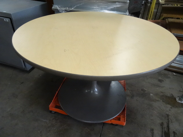 lot 104 image: Table