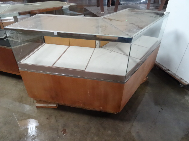 lot 108 image: Showcase