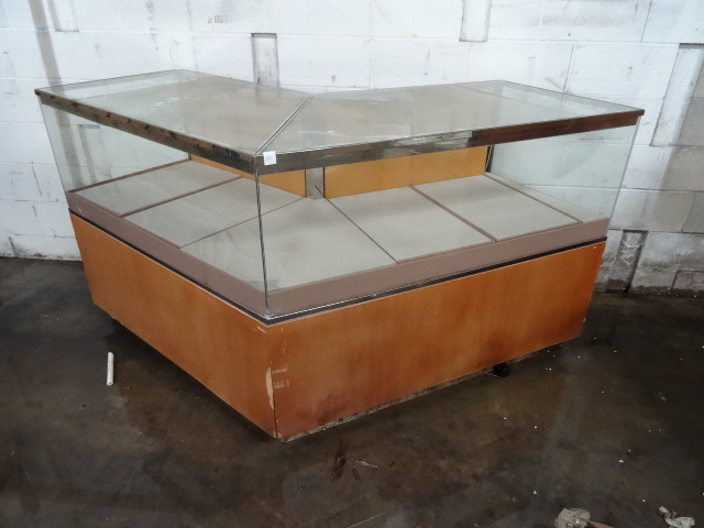 lot 111 image: Showcase