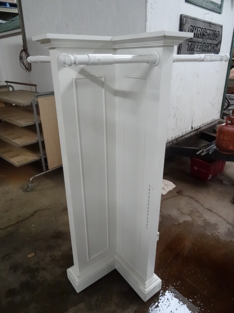 lot 115 image: Retail Display