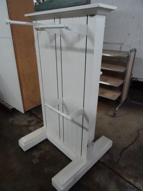 lot 117 image: Retail Display