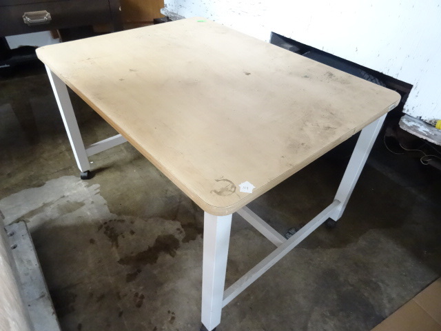 lot 119 image: Table