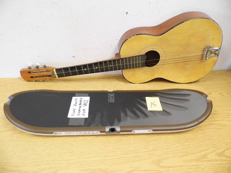 Tony Hawk Wii Skateboard w Guitar