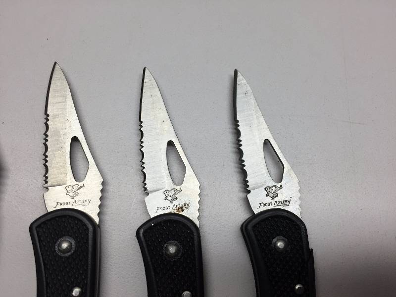 4 FROST CUTLERY KNIVES AND 1 WHITETAIL KNIFE