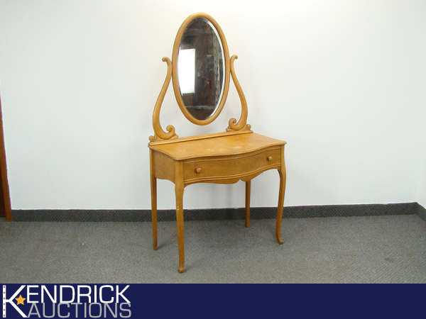 lot 3 image: Antique Birds Eye Maple Vanity
