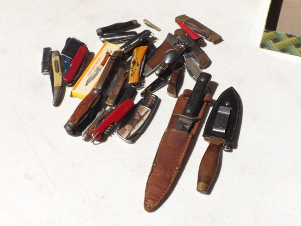 lot 8 image: Large Lot of 30 Antique and Vintage Pocket etc. Knives