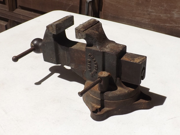lot 9 image: Large Heavy Duty Vintage Craftsman 5161 Vice