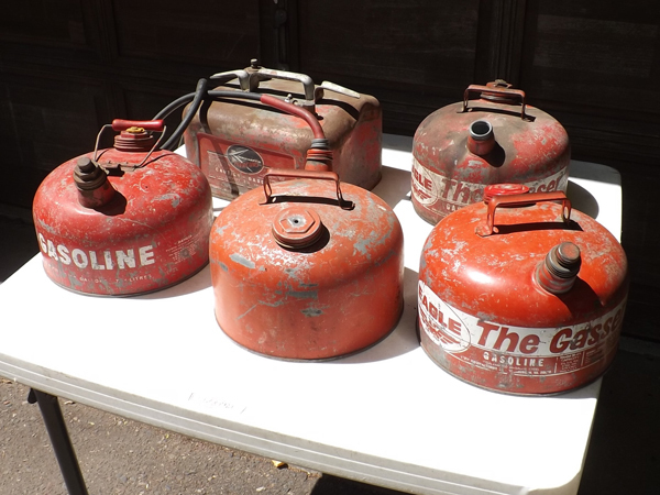 lot 15 image: 5 Vintage Metal 2 gal. - 3 gal. Gas Cans