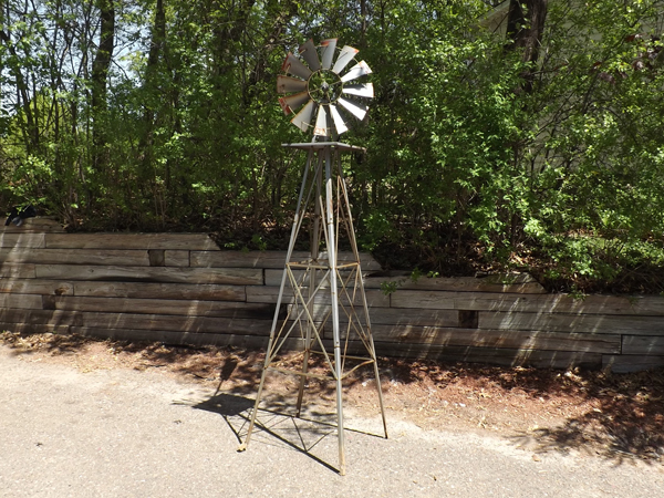 lot 19 image: 8 Vintage Metal Garden Windmill