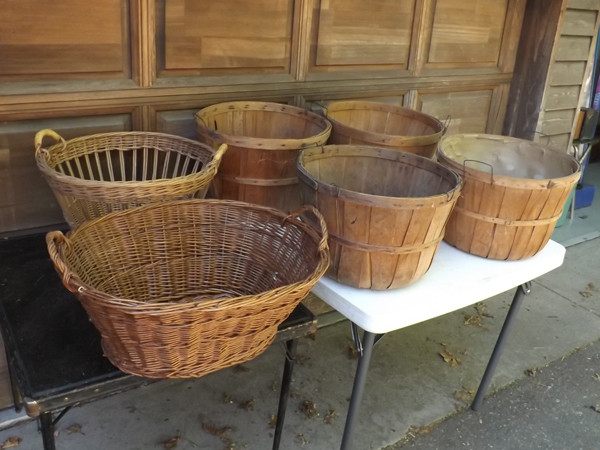 lot 29 image: Lot of 6 Vintage BushelWicker Baskets