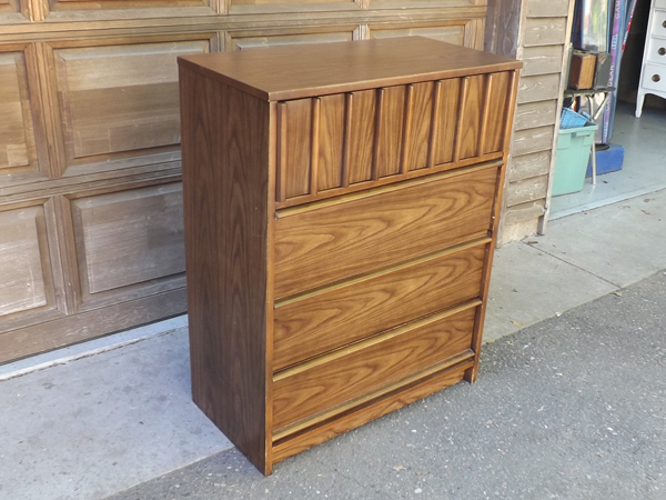 lot 36 image: Mid Century Danish Modern Bassett 4 Drawer Dresser