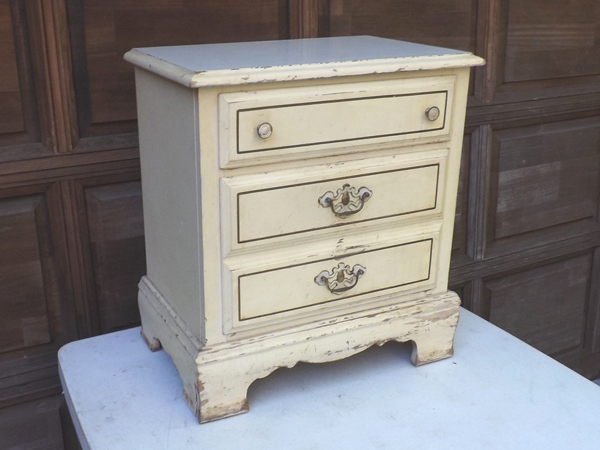 lot 38 image: Small Vintage 2 Drawer Solid Wood Night Stand