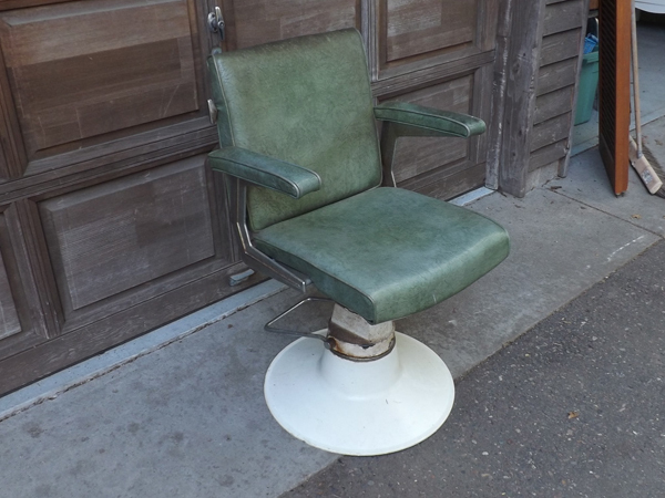 lot 43 image: Vintage Martin Bros. Duralift Barber Chair